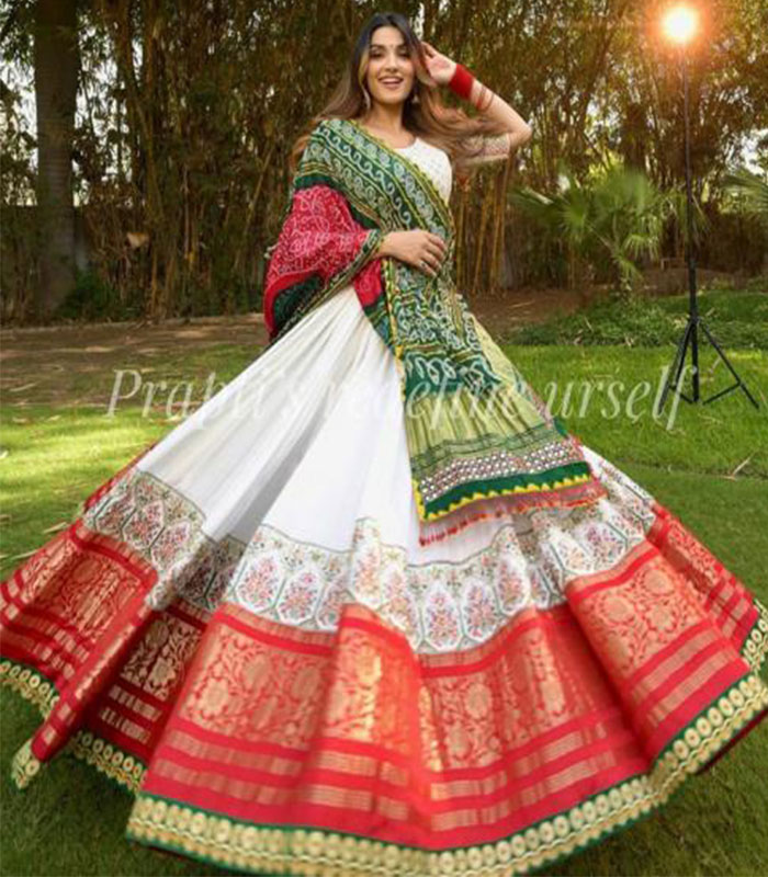 White and maroon print and mirror work gujarati garba navratri lehenga  chaniya choli | Chaniya choli, Garba dress, Navratri